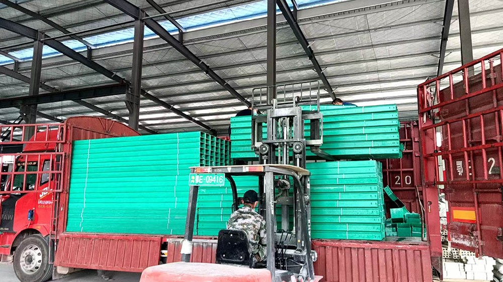 玻璃鋼橋架比熱鍍鋅橋架哪個(gè)好？